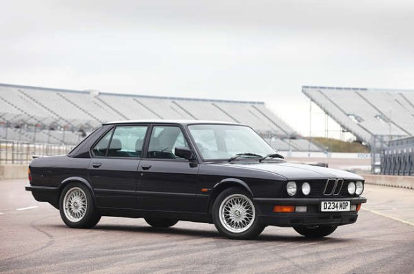 BMW M5 беше до голяма степен Големият взрив по отношение на спортните седани. Компанията взе 535i седан и надгради окачването, кормилното управление и спирачките. Накрая монтира 3,5-литров редови шестцилиндров двигател с 282 к.с. от суперавтомобила M1. Резултатите бяха грандиозни и зададоха високата класа, който продължава и до днес.

При пускането си на пазара, "баварецът" веднага се изкачи до върха  като най-бързият спортен седан в света, с максимална скорост от 246 км в час и време за ускорение от 0 до100 от само 6,7 секунди.

Въпреки това, BMW прецени, че е необходимо да построи само 2191 бройки.